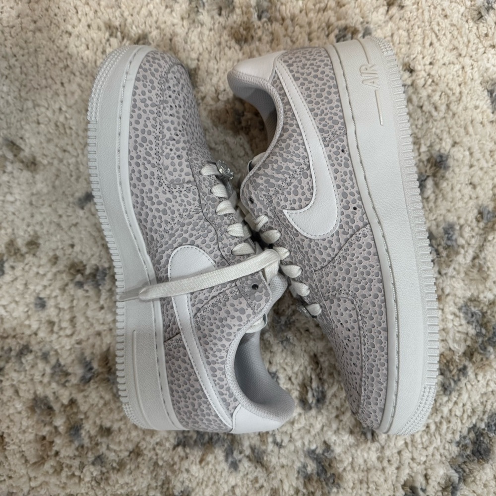 Nike Gray Sneakers with Speckled Design